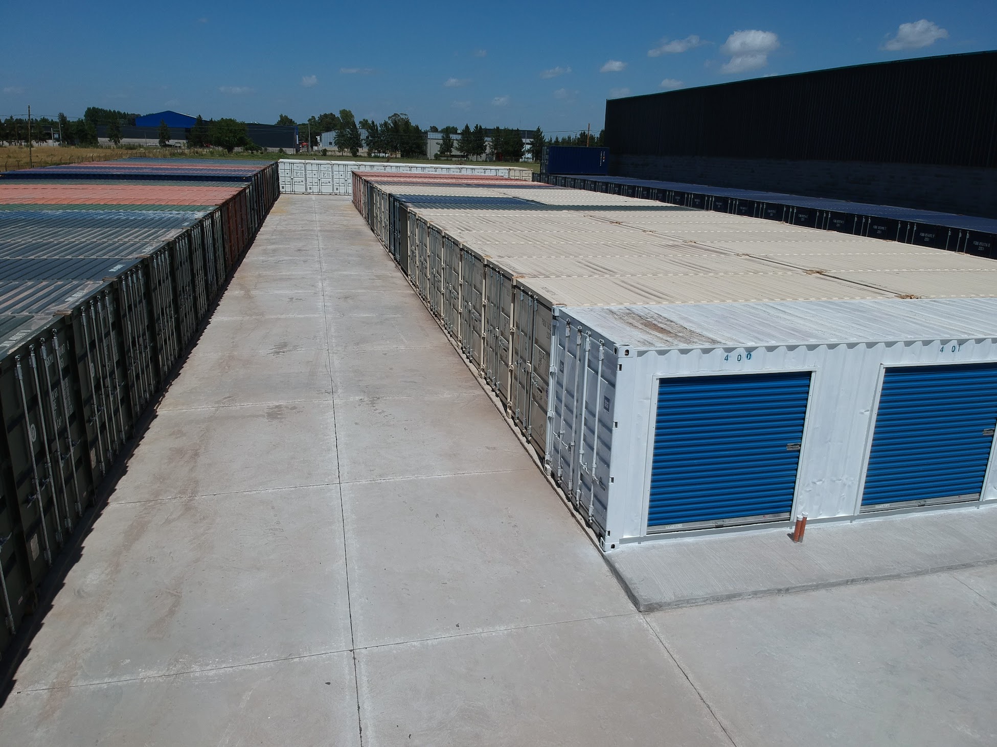 Fila de containers para almacenamiento en BlueBox Canning