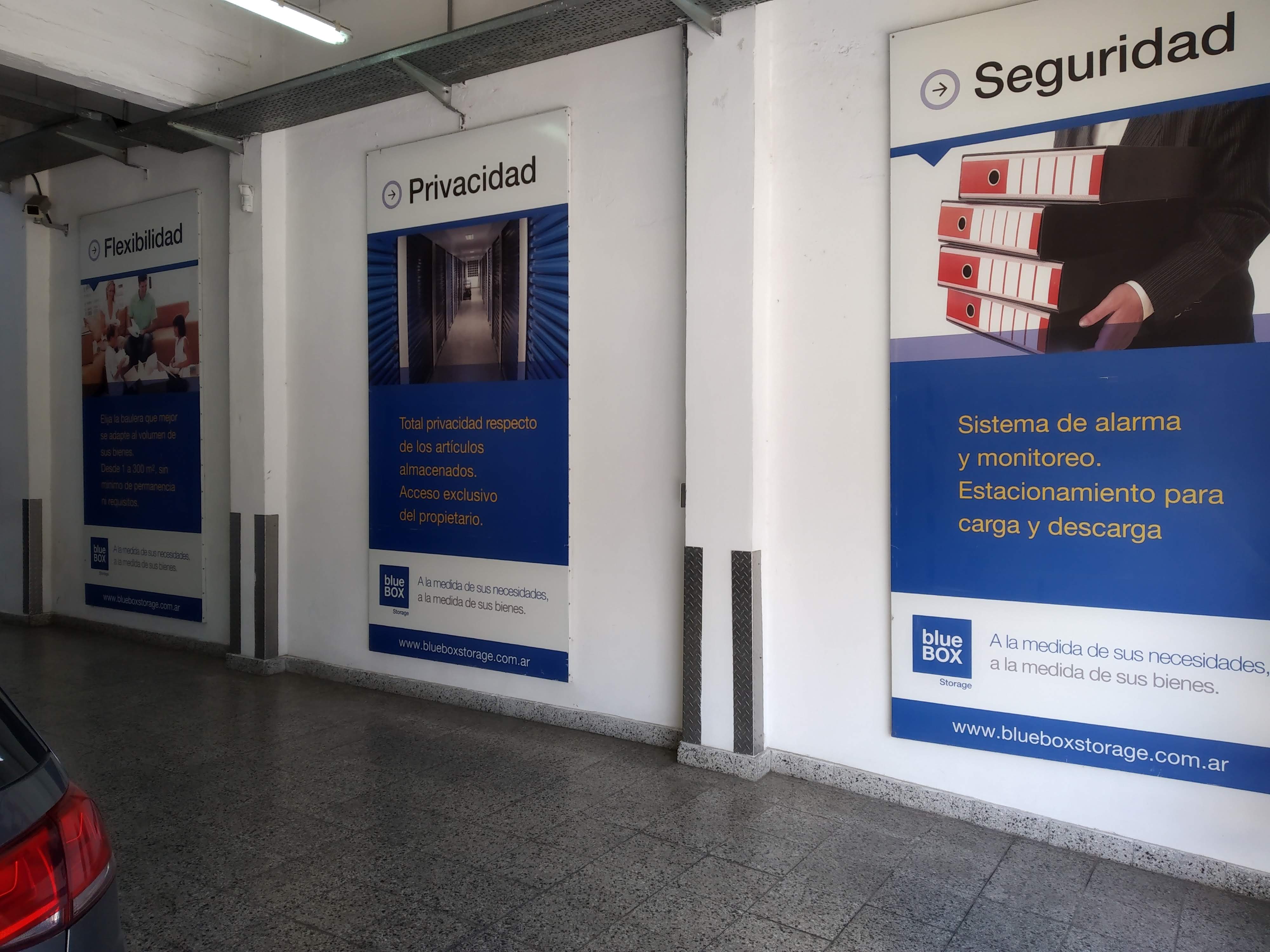 Pasillo de bauleras y depósitos privados en BlueBox Villa Martelli
